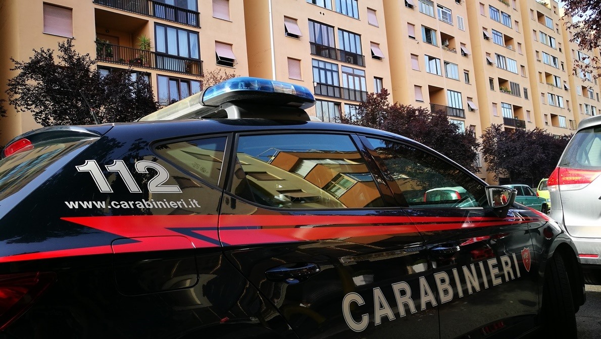 Genova, ubriaco minaccia i clienti di un ristorante e tenta di estorcere soldi al proprietario