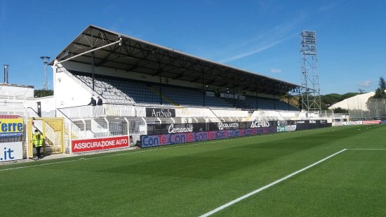 Spezia, un sondaggio fra i tifosi per decidere come sarà la nuova tribuna del Picco