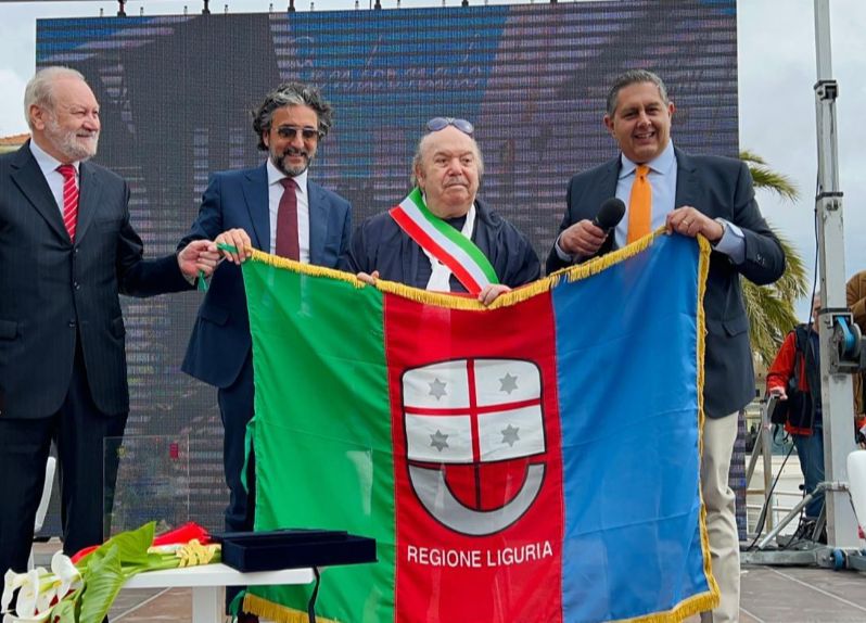 Taggia, Toti: "Lino Banfi da oggi è il sindaco della Liguria". E gli regala la bandiera della Regione