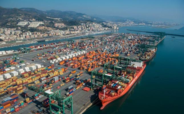 Genova, l'assessore Benveduti in visita al porto di Prà