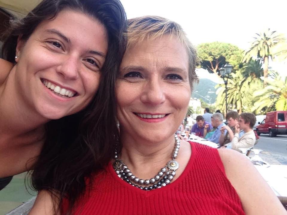 Doppio cognome, la storia di Vittoria che ha giocato d'anticipo: "Un regalo per mia mamma"