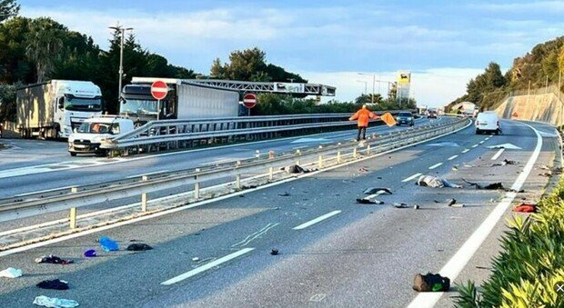 Autostrade Liguria, autocisterna si ribalta e perde idrocarburi: chiuso tratto A10