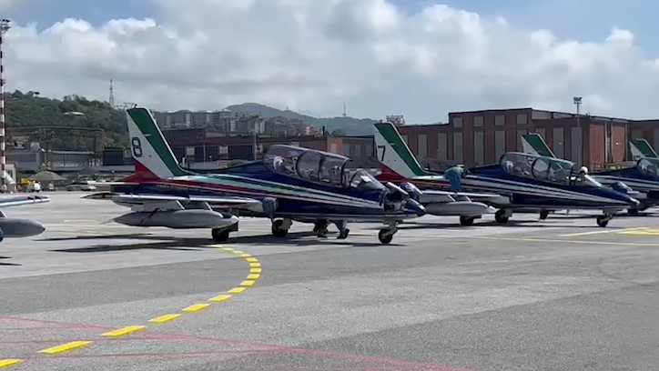 Genova, le prime evoluzioni delle Frecce Tricolori nel cielo della città