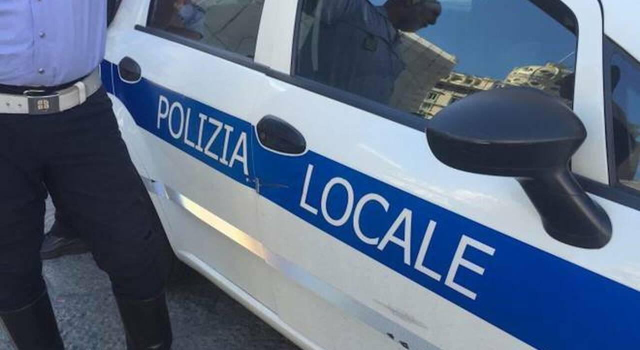 La Spezia, con l'auto sotto sequestro supera i vigili e passa col rosso: scatta la confisca del mezzo