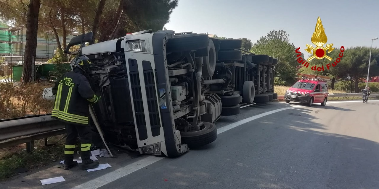 Pra', camion si ribalta, grave l'autista. Chiuso il casello direzione Genova