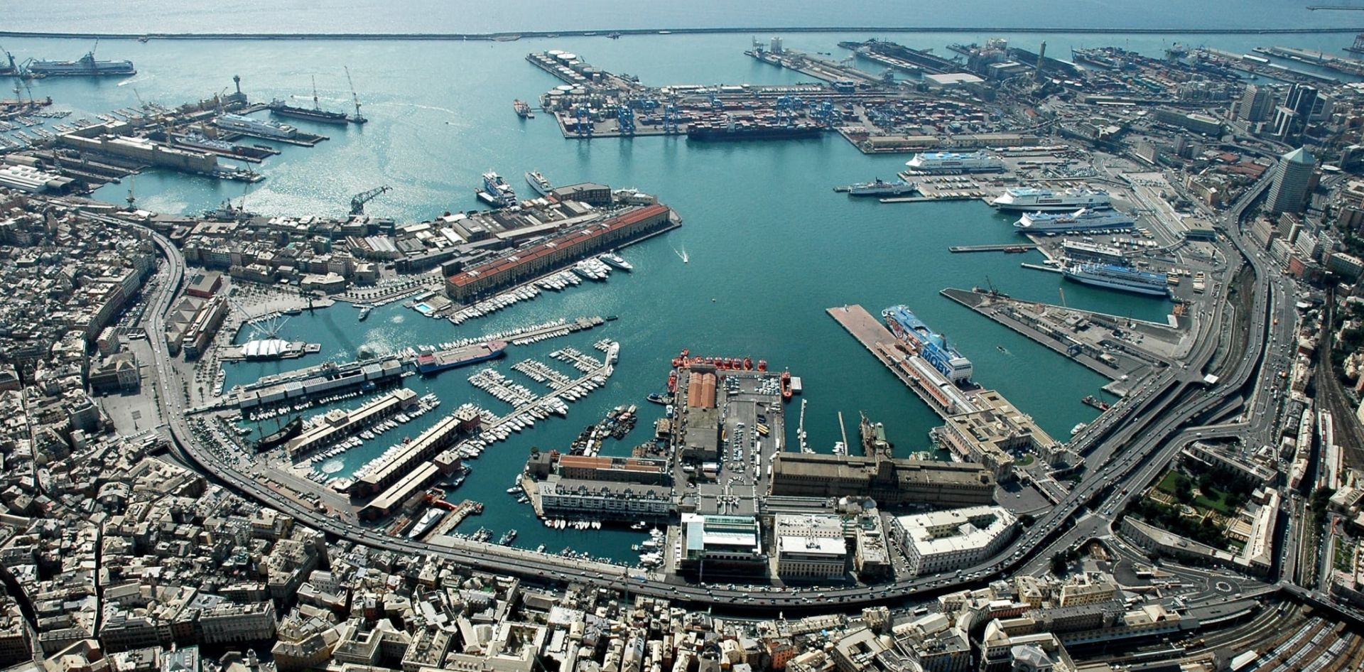Genova, l'annuncio di Bucci: "In 3 anni tutto il porto elettrificato"