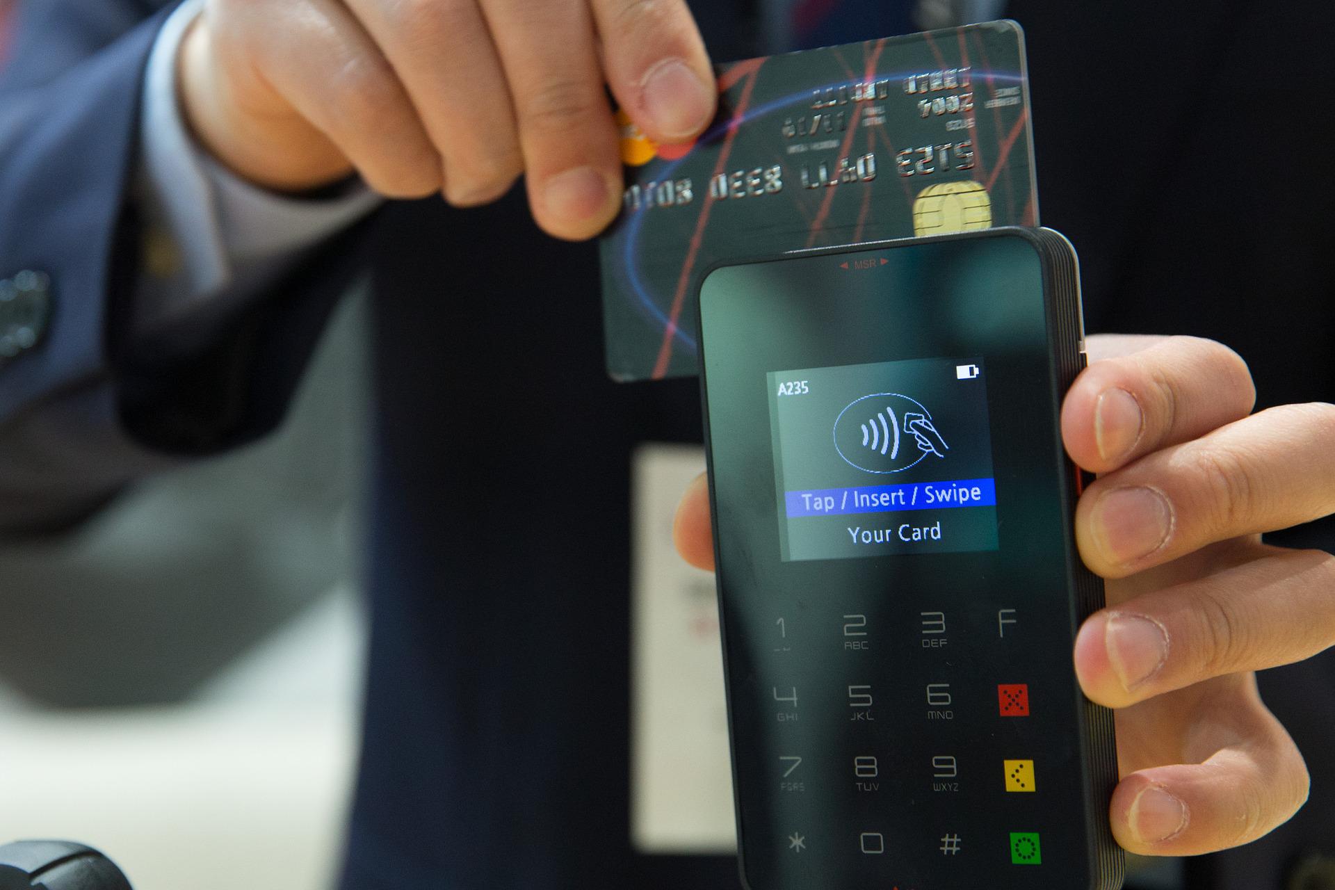 La Spezia, ruba la carta credito a un portalettere e compra birra e sigarette 