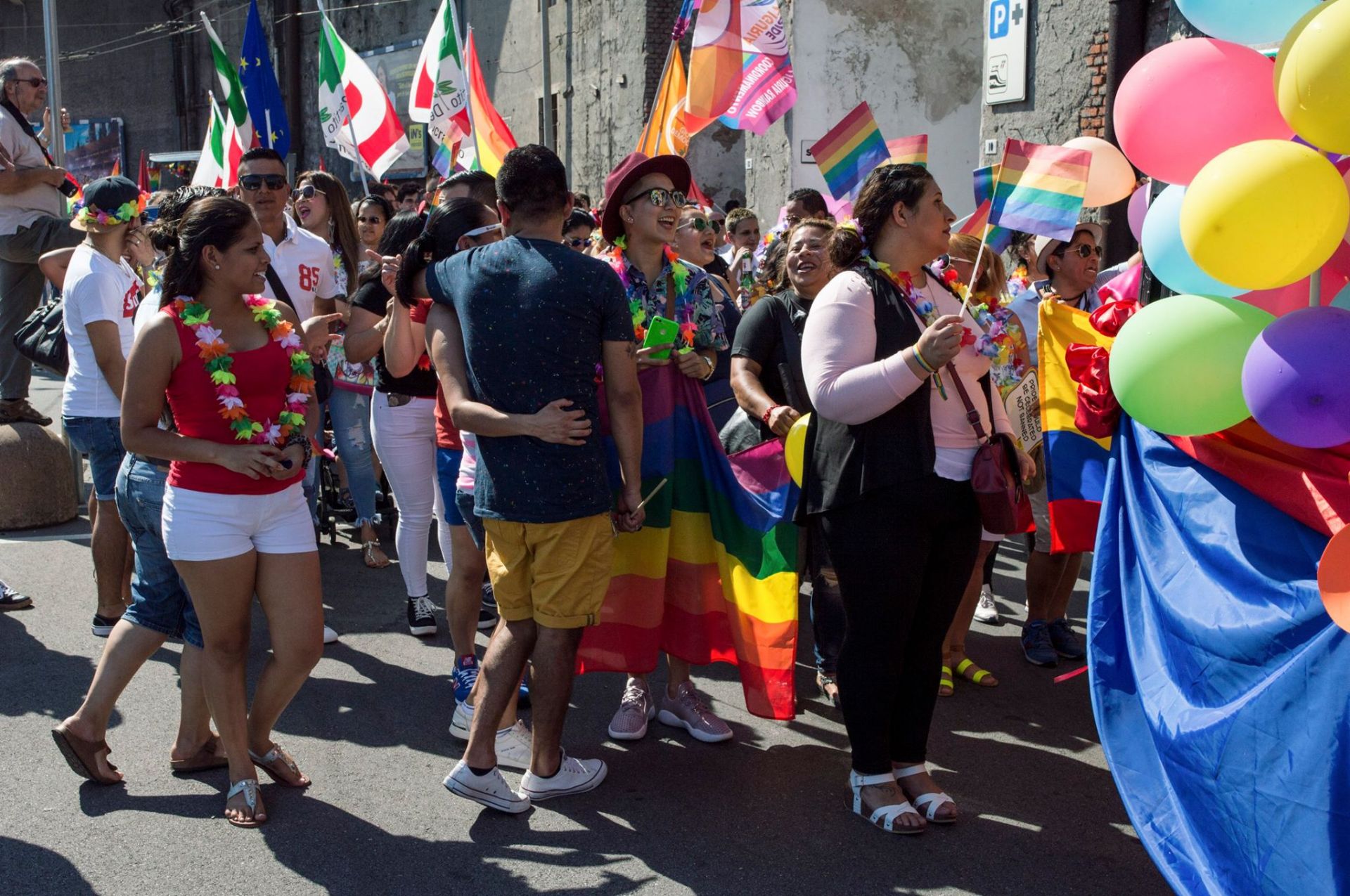 Genova, in vendita la borsa Coop con i colori arcobaleno: il ricavato sarà devoluto all'Arcigay