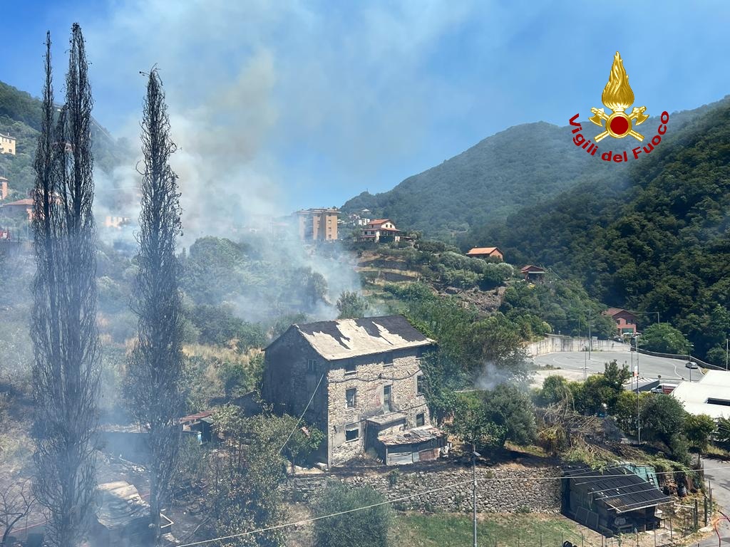 Genova, incendio in Val Bisagno: fiamme sotto controllo, avviata la fase di bonifica