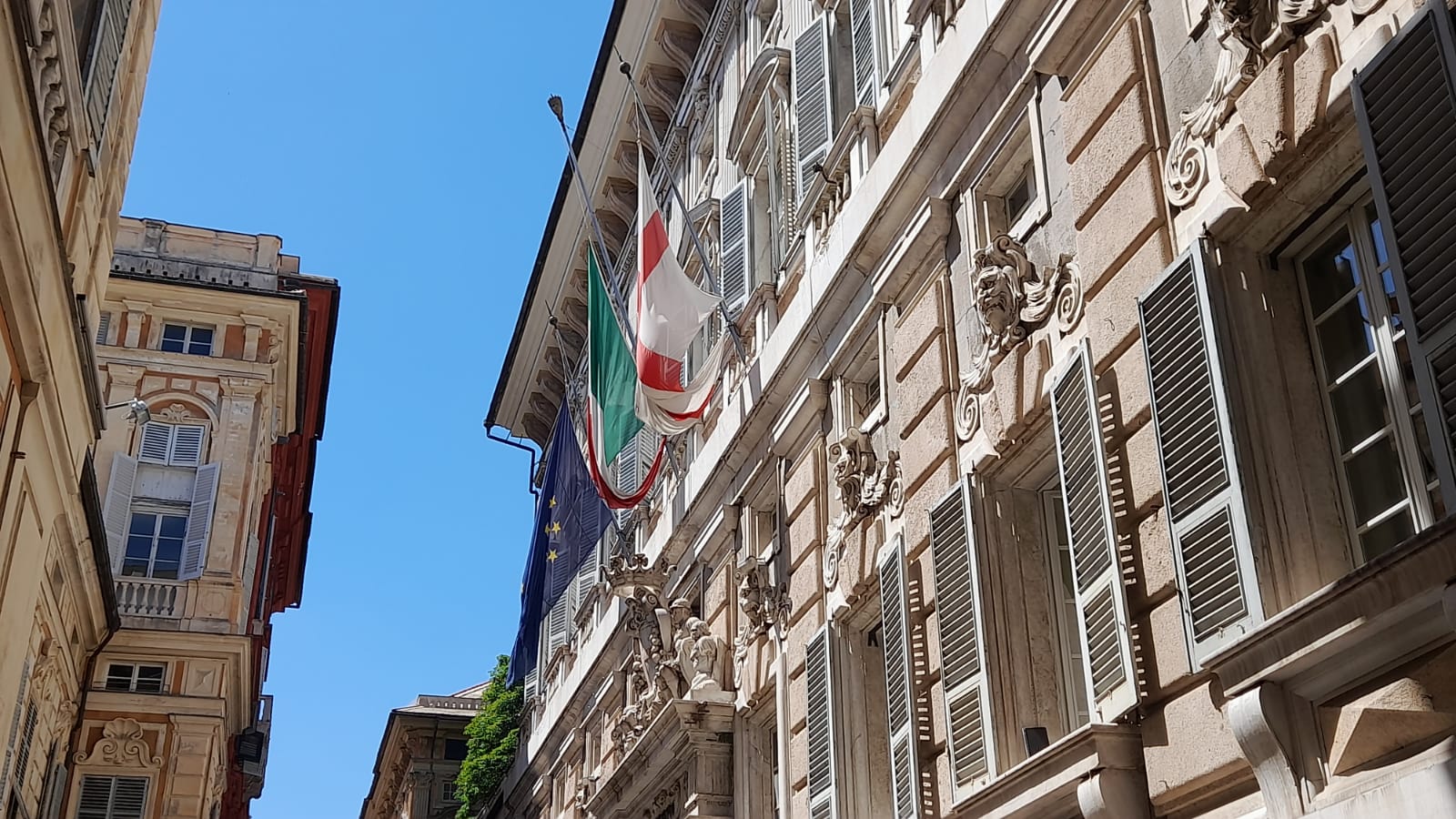 Morte Pericu, le reazioni e il cordoglio della città. Bandiere a mezz'asta a Tursi