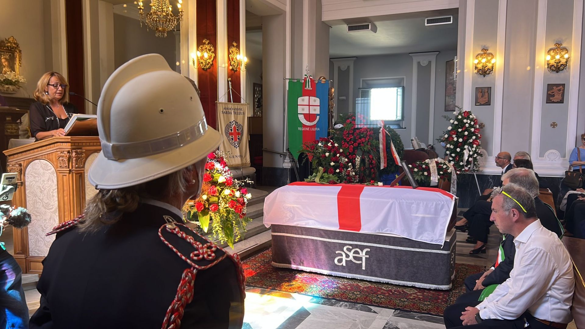 L'ultimo saluto a Giuseppe Pericu, il feretro avvolto nella bandiera di San Giorgio