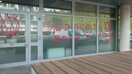 La Spezia, scritte no vax contro le sedi della Cisl e di Cassa edile