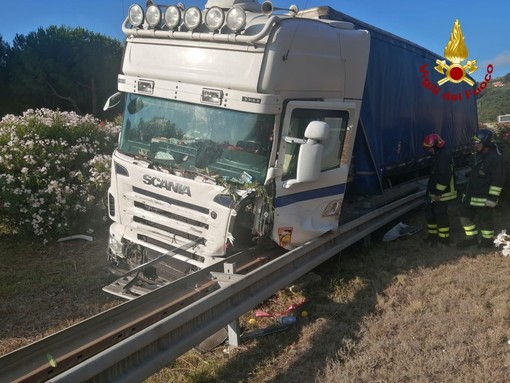 Diano Marina, camion sfonda il guardrail in A10 e finisce fuori strada