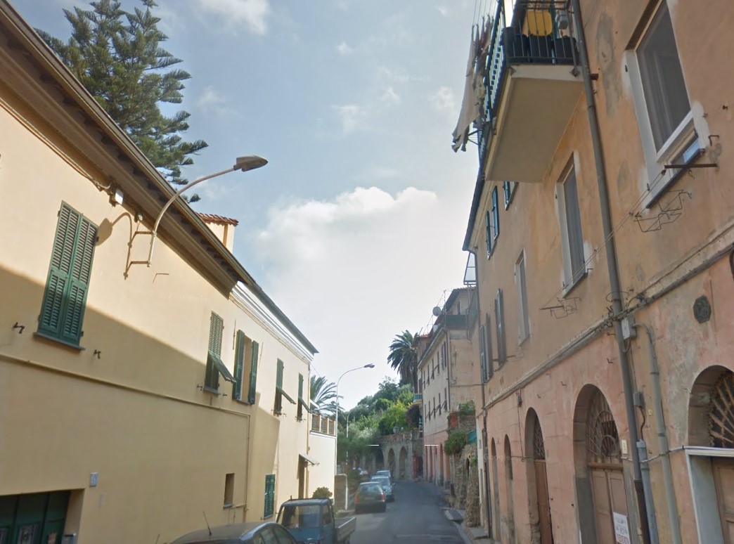 Taggia, brucia un appartamento nella notte: tre persone in ospedale