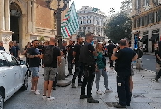 Genova, i lavoratori Smag in sciopero davanti alla prefettura: nel mirino carichi di lavoro e stipendi troppo bassi