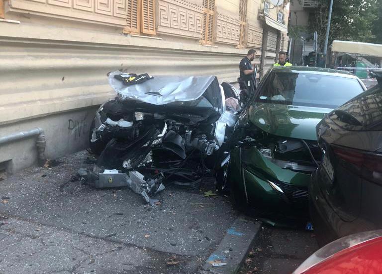 Genova, si schianta con la Ferrari contro dehors, sfascia tre auto e poi scappa a casa
