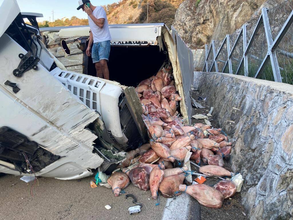 A10, tir si ribalta dopo Albisola e disperde prosciutti: 15 chilometri di coda verso Genova. Incidenti anche a Pra' e sul Ponte San Giorgio