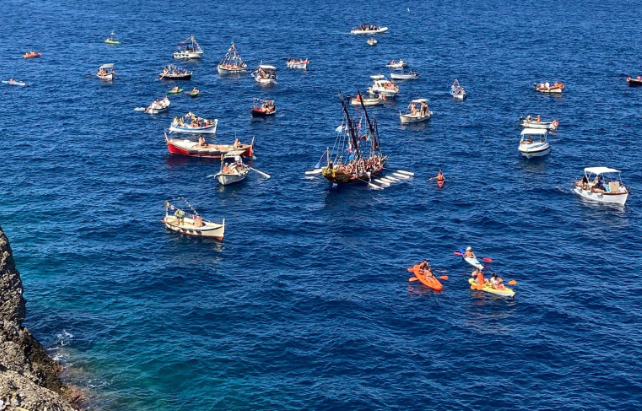 Camogli, Stella Maris: la tradizionale processione in mare fa tappa sotto il cimitero crollato
