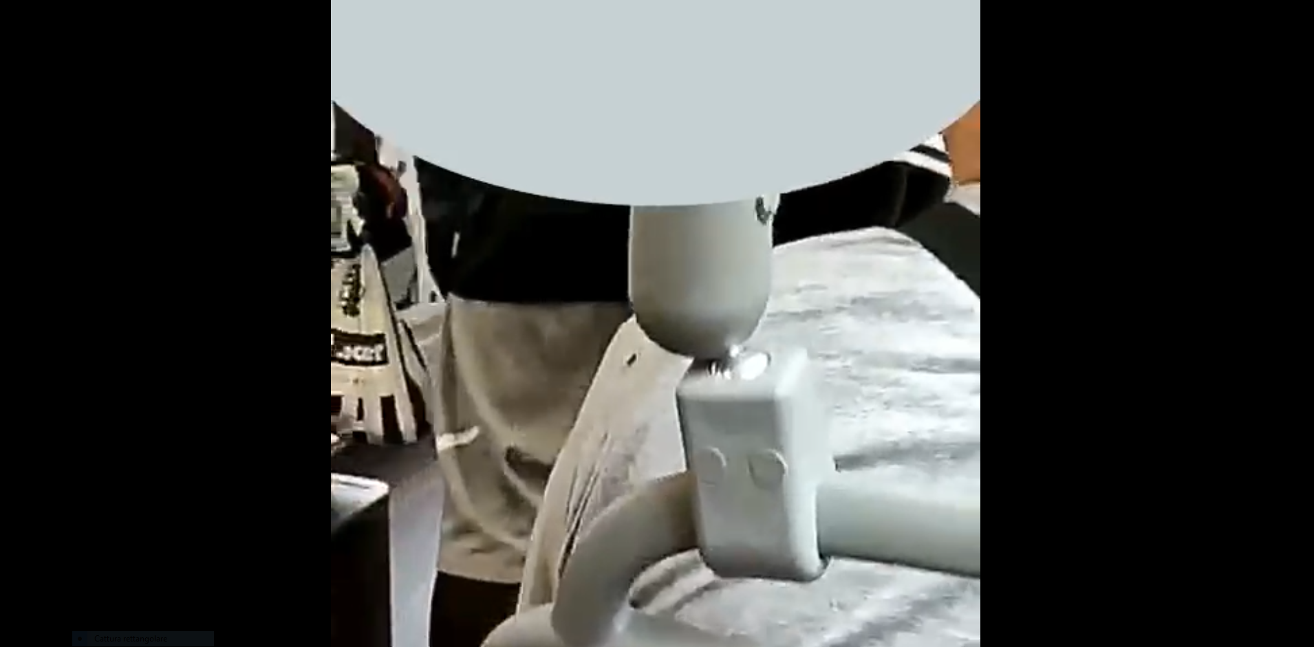 Genova, un gruppo di giovani bullizza e insulta i passeggeri del bus 63. Ecco le immagini  