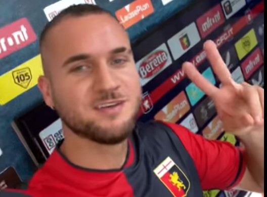 Genoa, ufficiale anche Puscas: anche per lui l'abbraccio dei tifosi al Porto Antico