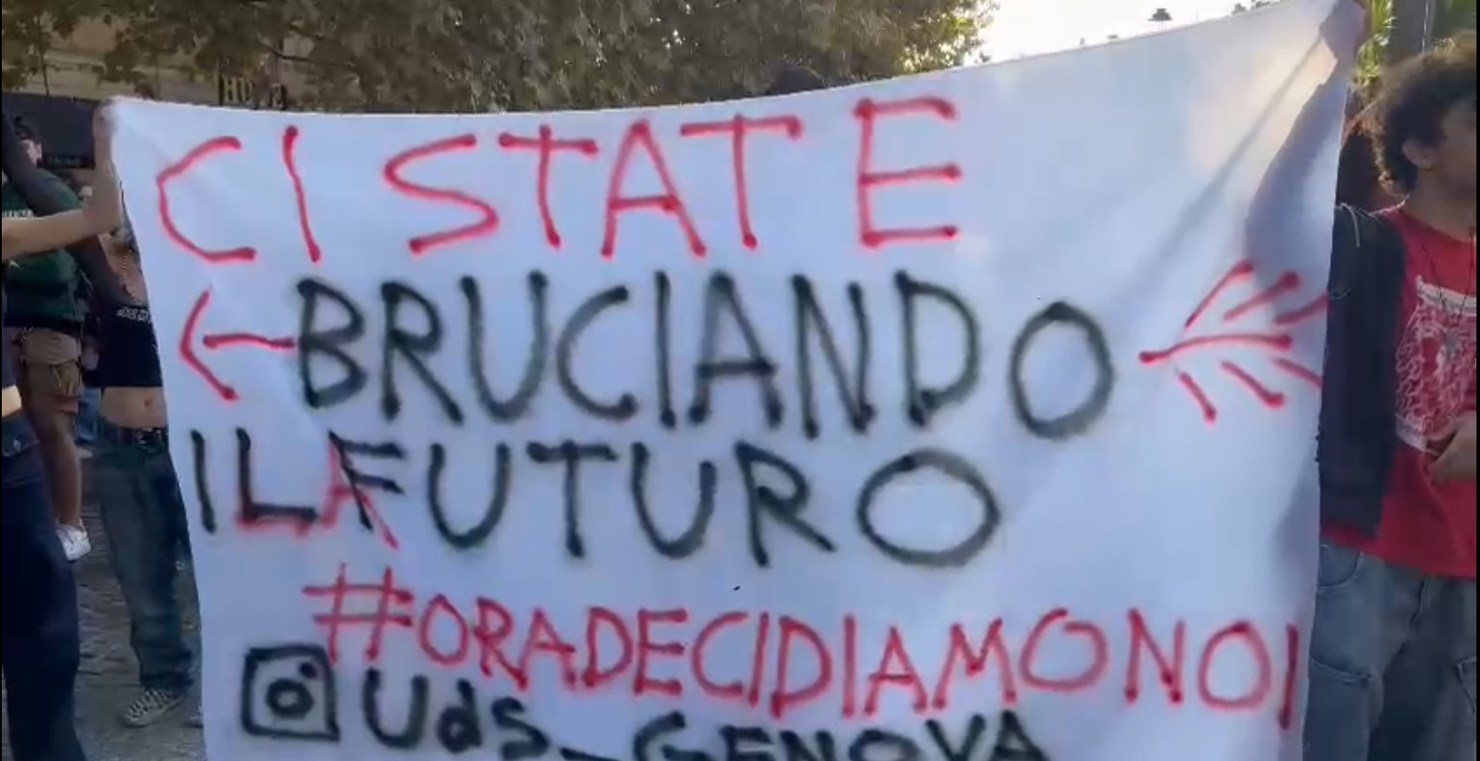Genova, tornano in piazza i ragazzi di "Fridays for Future"