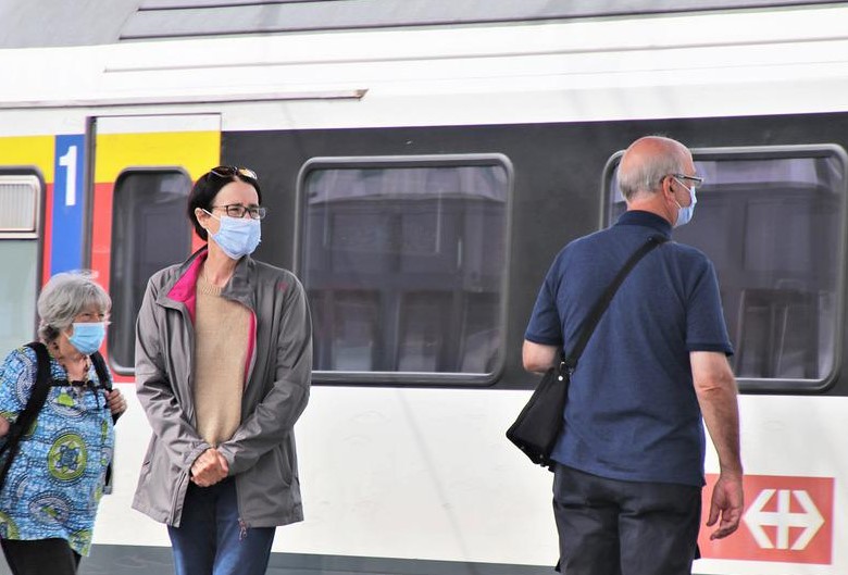 Covid, dal 1° ottobre stop alle mascherine sui mezzi pubblici. Pregliasco: "Ce lo siamo meritato"