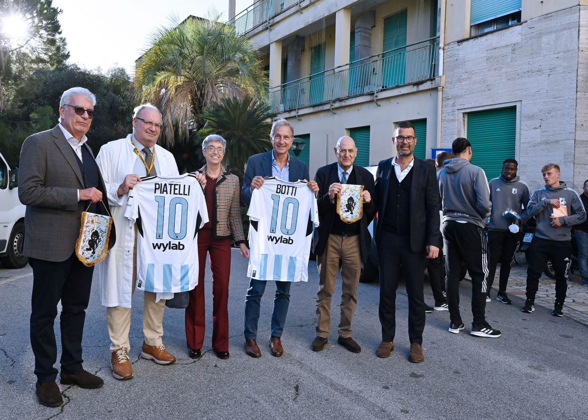 Genova, l'Entella in visita all'ospedale Gaslini nel reparto di neurochirurgia