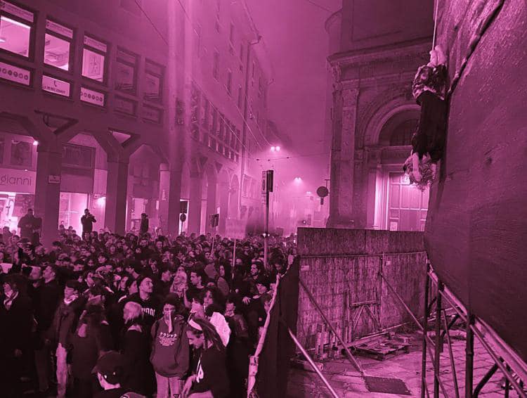 Bologna, manichino di Giorgia Meloni appeso a testa in giù, Toti: "Inaccettabile"