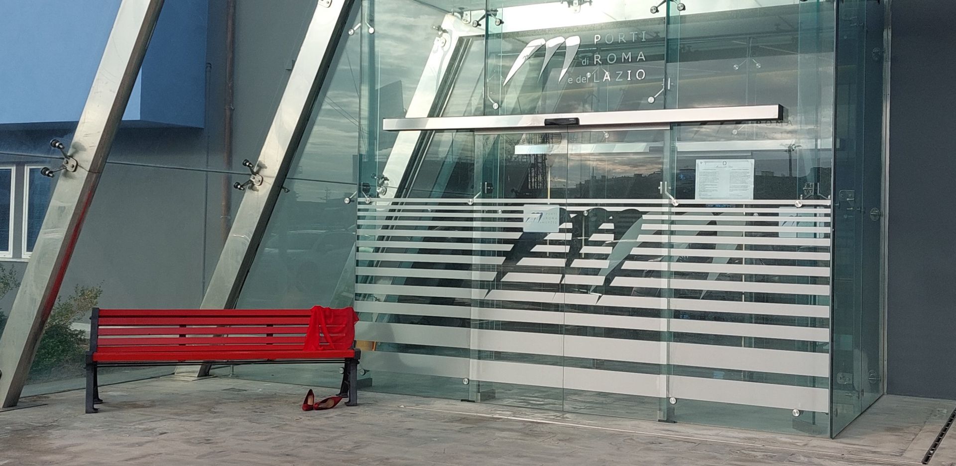 Porto di Civitavecchie, installate due panchine rosse contro la violenza sulle donne