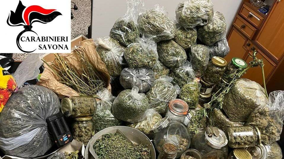 Altare, carabinieri assistono ubriaco e lo riportano a casa: nascondeva 8 kg di marijuana