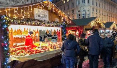 Genova, tornano in piazza De Ferrari le casette in legno di Mercatale 