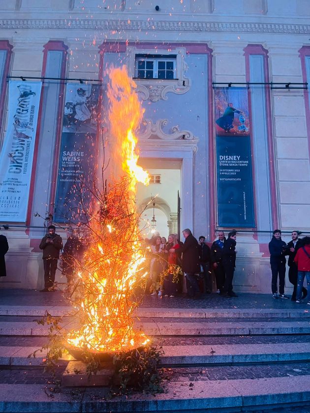 Genova, il sindaco Bucci brucia il 'Confuego': "Fiamma dritta, sarà un 2023 bellissimo"