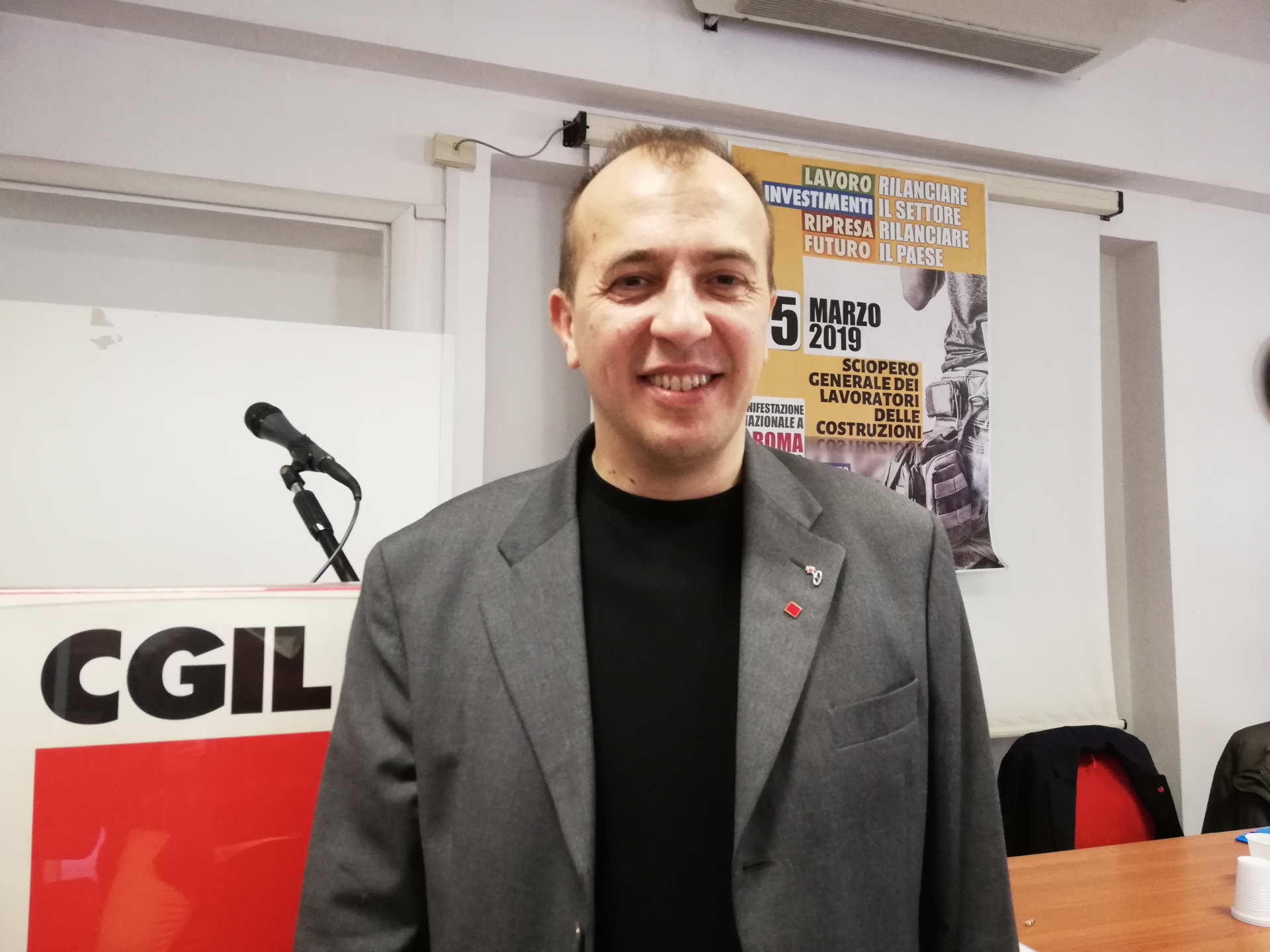 Genova, lavoratori minacciano di buttarsi dalla gru. Fillea Cgil: "Azienda in difficoltà" 