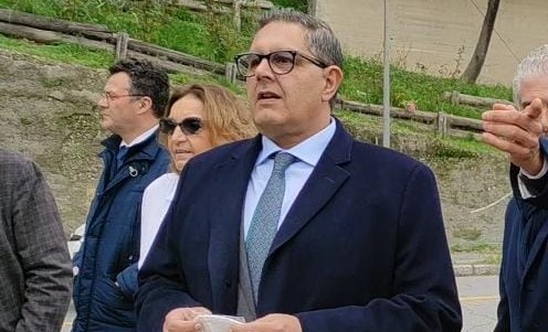 Genova, code di ambulanze al Galliera. Toti: "Problema specifico dell'ospedale, speriamo venga risolto presto"