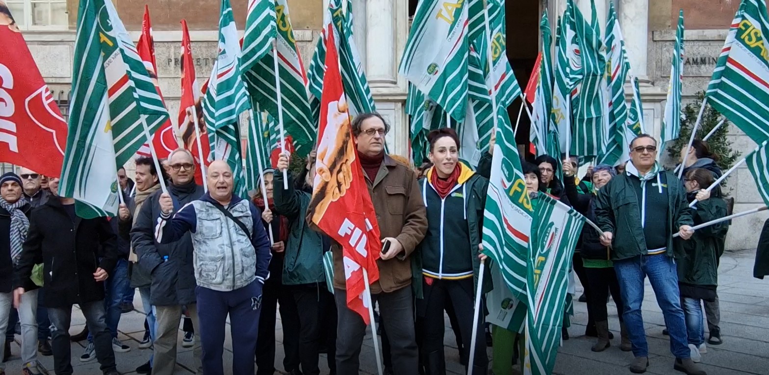 Genova, presidio lavoratori di Vigilanza Privata in Prefettura. Cigl, Cisl e Uil: "Chiediamo il rispetto della professionalità"