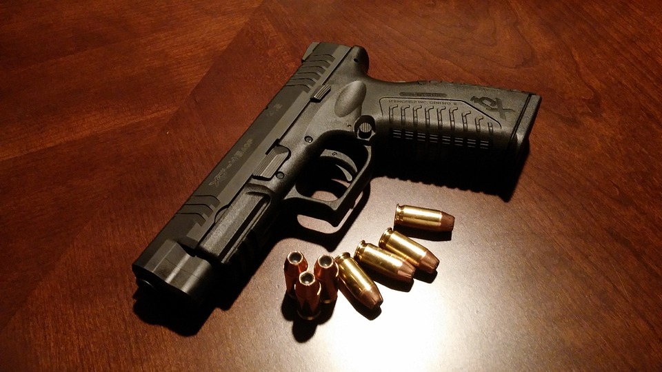 Genova, nel minimarket ha una pistola con matricola abrasa: negoziante arrestato