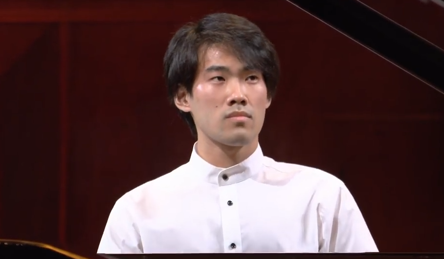Il concerto della GOG al Carlo Felice: sul palco il talento di Bruce Liu