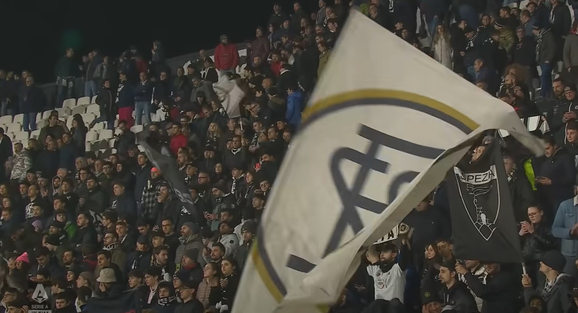 Spezia, la denuncia di due dipendenti della società: "I tifosi juventini ci hanno urinato in testa"
