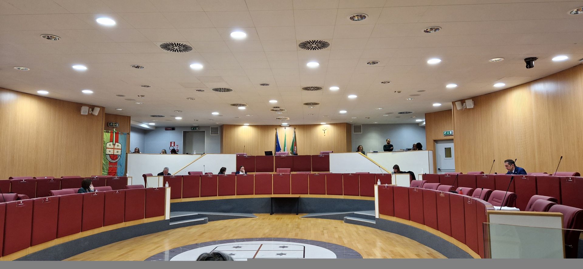 Consiglio Regionale, la maggioranza arriva in ritardo e manca il numero legale: l'opposizione forza la pausa di un'ora