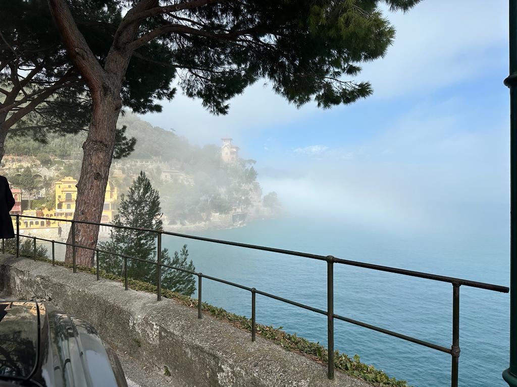 Da Genova a Portofino, la nebbia avvolge la costa: è l'effetto "caligo"