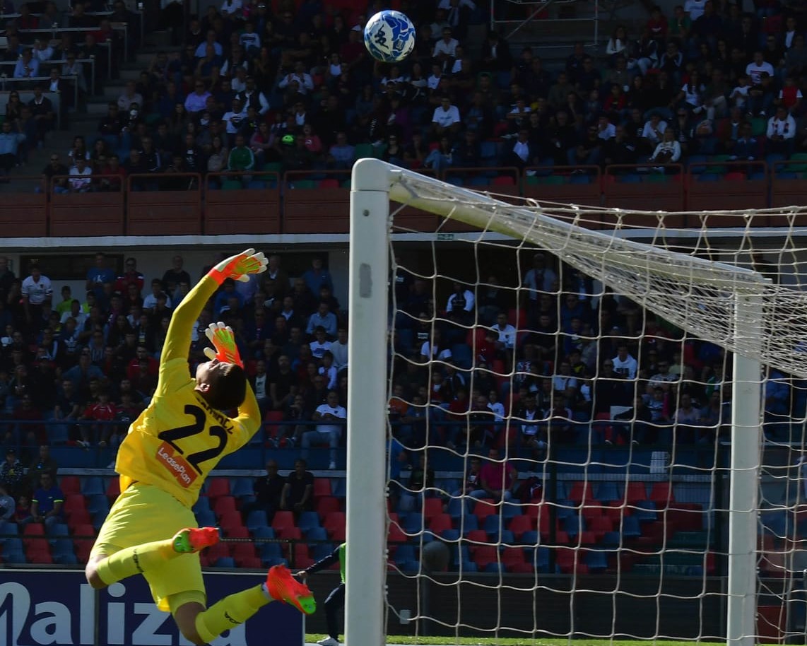 Genoa, un primo tempo perfetto e la porta ormai blindata. Per la Serie A è corsa a due col Bari