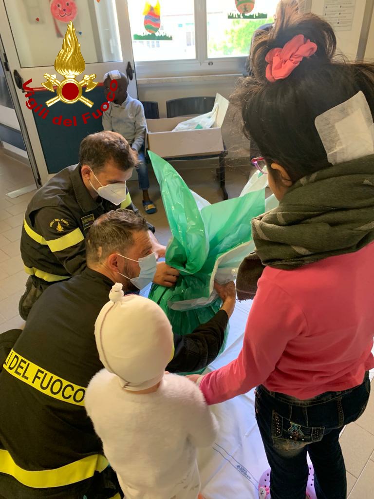 Gaslini, la sorpresa dei vigili del fuoco: uova di Pasqua per i piccoli pazienti