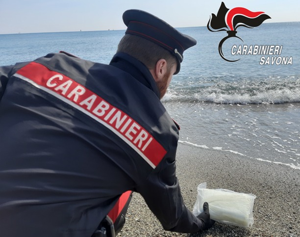 Albisola, oltre un chilo di cocaina ritrovata sulla spiaggia: era avvolta in una busta impermeabile