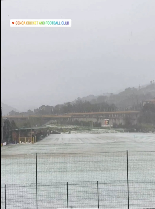 Genova, la violenta grandinata non risparmia il campo del Genoa a Pegli che si ricopre di bianco