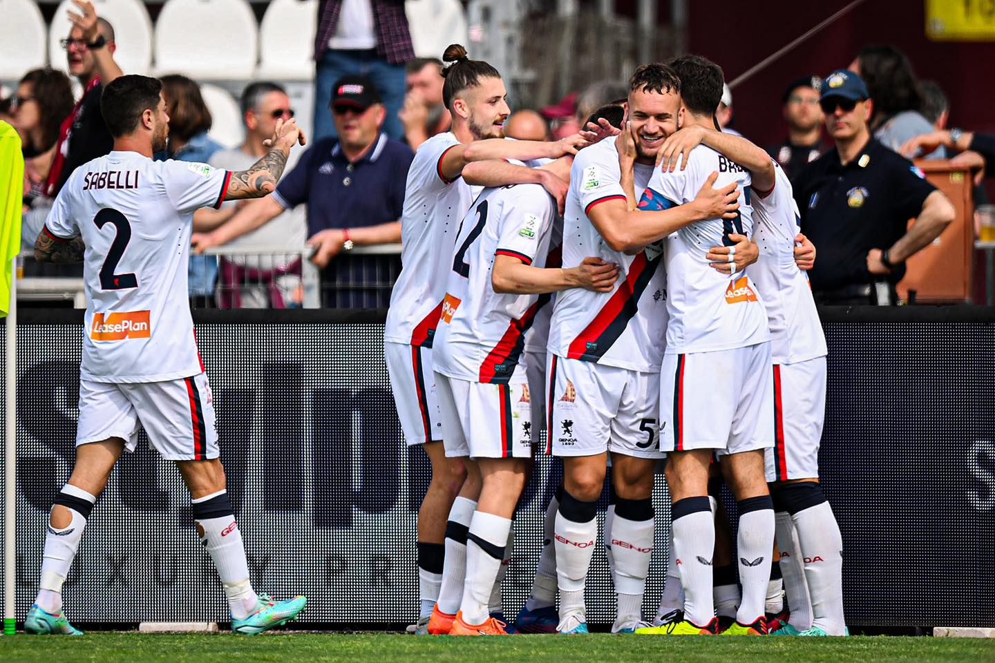 Rigori ed espulsioni pro-Bari, ma che ce ne importa: siamo il Genoa. E vinciamo anche "di corto muso"