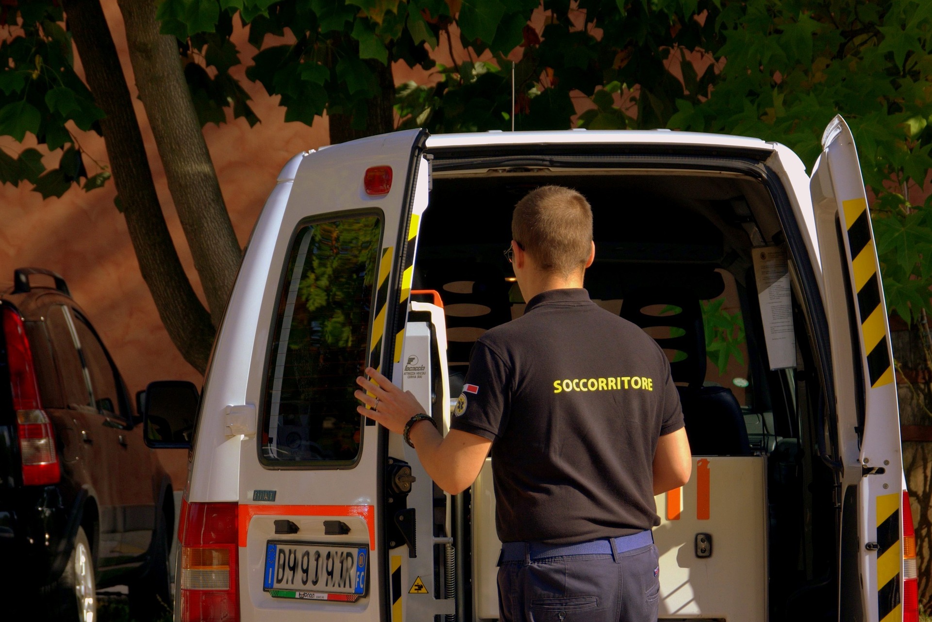 Genova, grave incidente a Molassana: donna investita da moto. Trasportata in codice rosso al San Martino