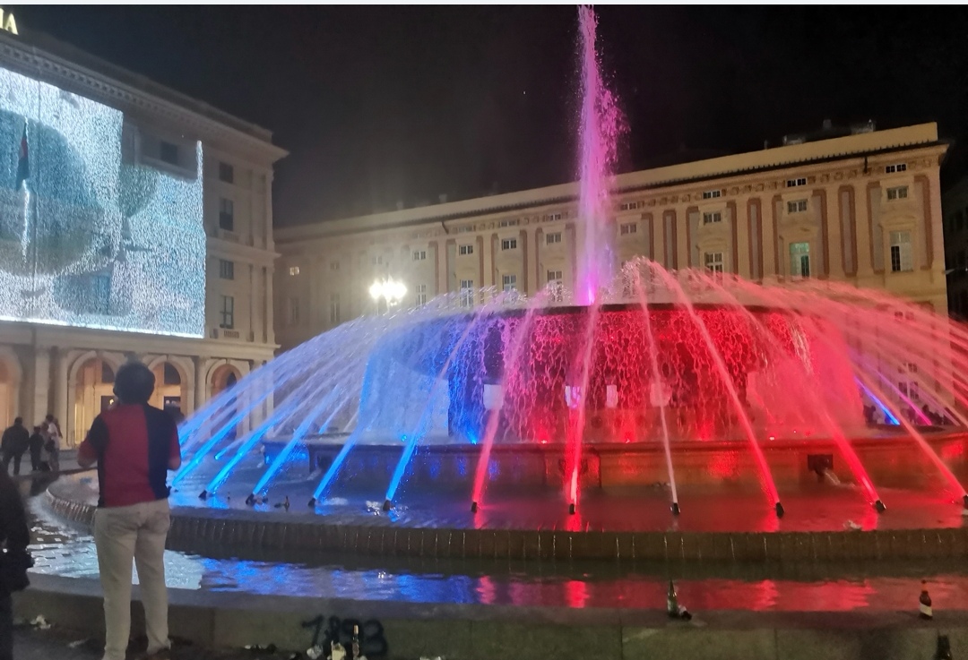 Only one year, il Genoa torna in Serie A. Dopo la festa, la fontana di piazza De Ferrari si colora di rossoblù 