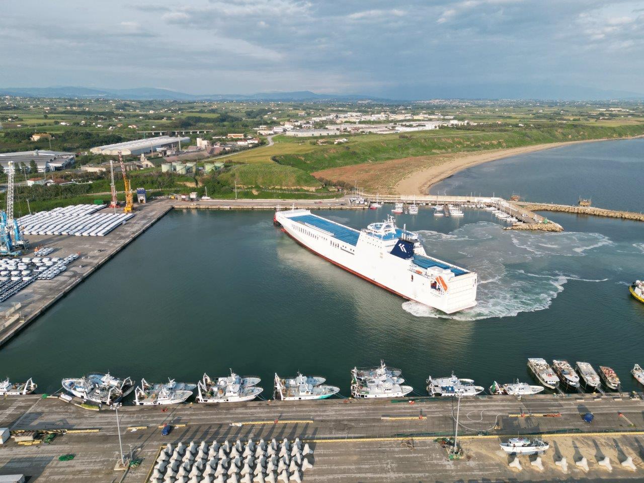 Porto di Vasto, ormeggia nave da 209 metri per l’imbarco di furgoni: è la più grande che abbia mai scalato il porto