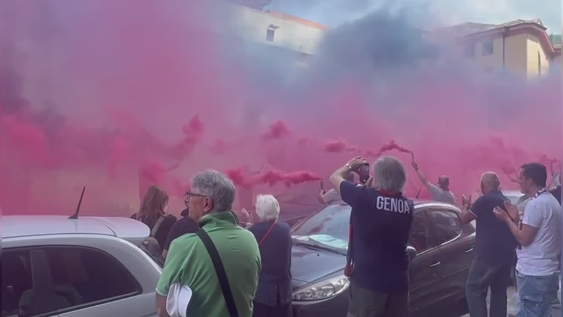 Genoa, cori e fumogeni davanti la Nord per l'ultimo saluto a Luciano Paccagnini