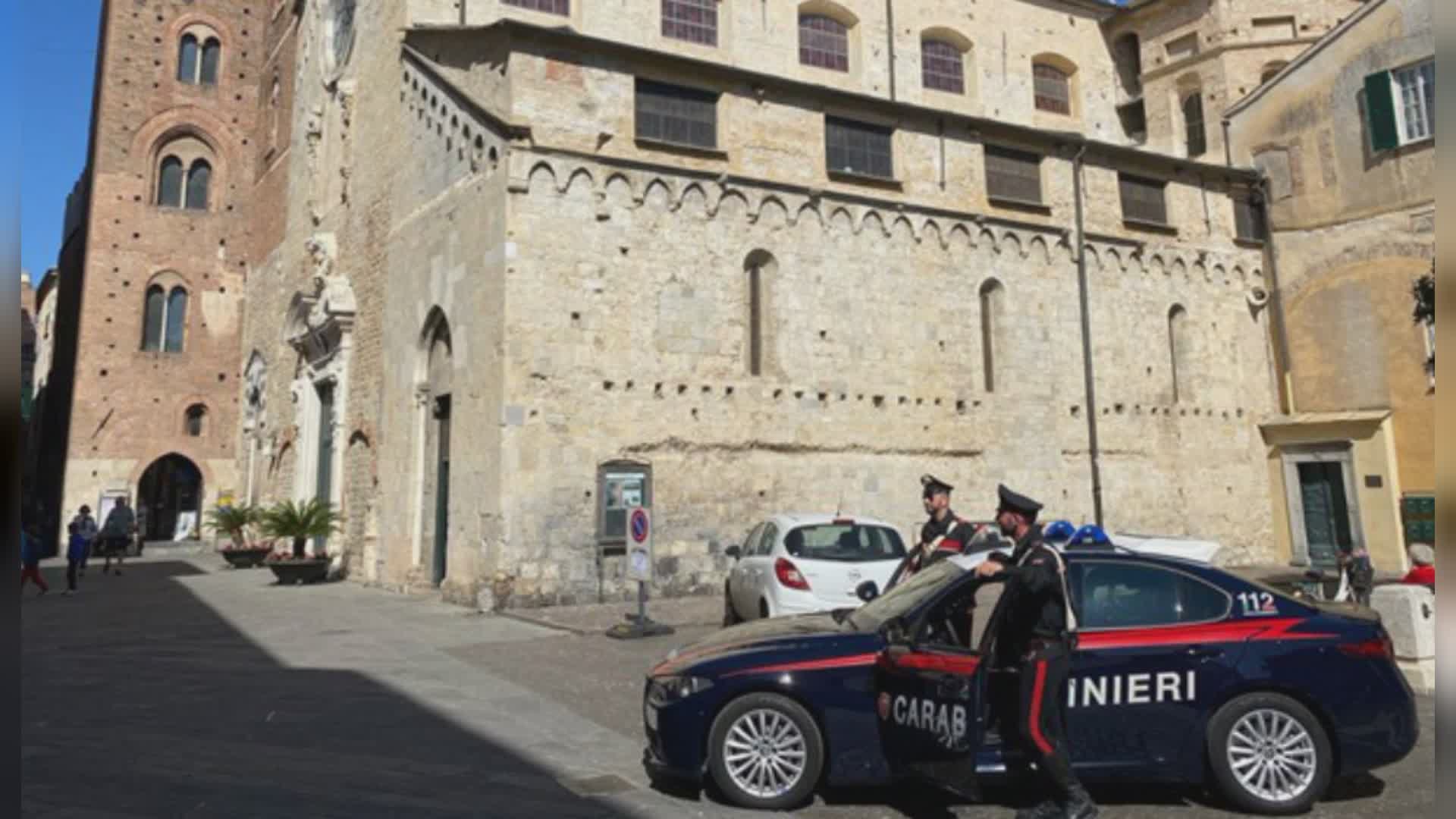 Albenga, due giovani si avventano contro i carabinieri durante un controllo: un arresto e una denuncia